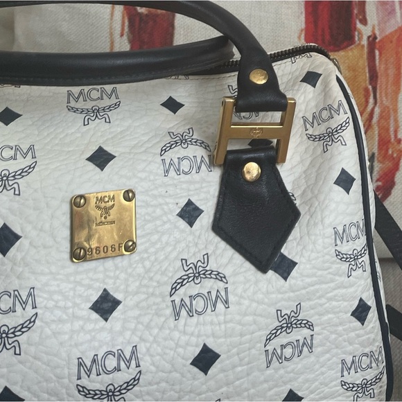 MCM WHITE BOSTON BAG W/MCM STRAP⭐️BEAUTIFUL-CONDITION⭐️💯AuThEnTiC⭐️COA - Picture 8 of 17